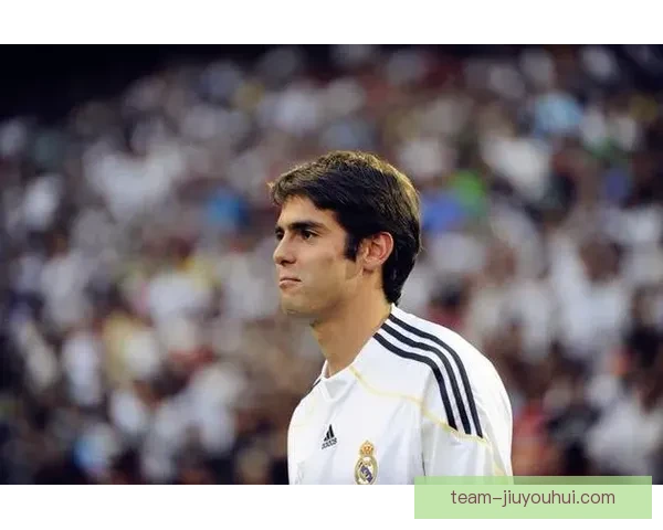 巴西球星卡卡在美国奥兰多城正式退役书写一代绿茵传奇谢幕篇章